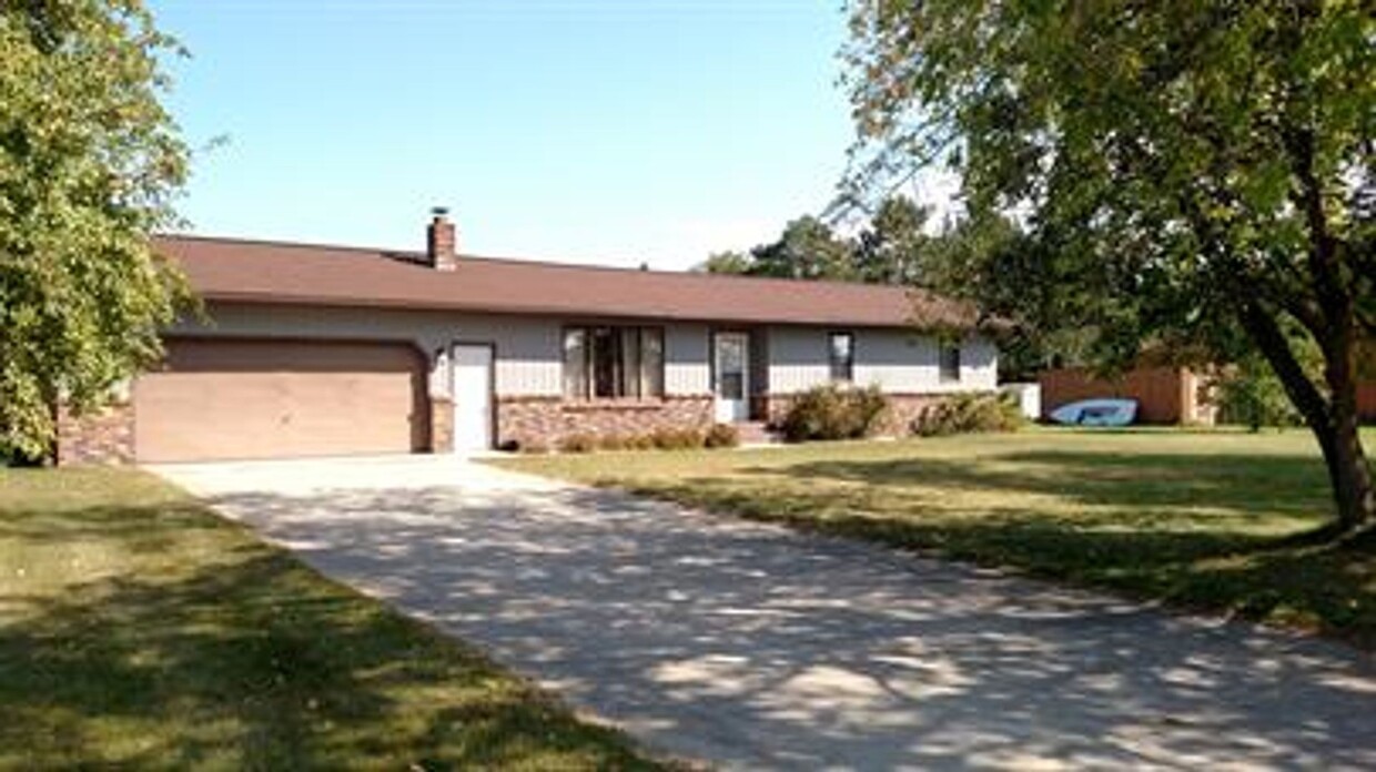 Primary Photo - Large 5 bedroom house minutes from BSU