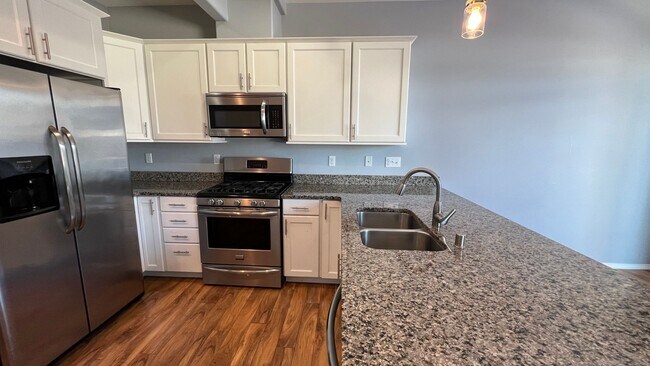 Building Photo - 4 Bed / 2.5 Bath Townhouse with Fenced Yar...