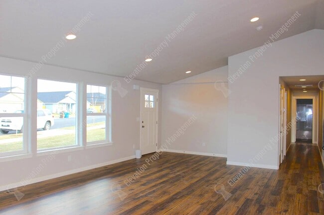 Foto del edificio - Newer single-level 3 BR home in NW Redmond with fenced backyard and RV parking