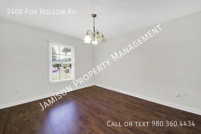 Foto del edificio - 2400 Fox Hollow Rd