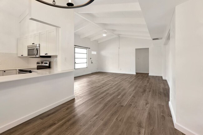 Foto del edificio - 3BR Pet-Friendly Rental w/ Large Fenced Backyard & Screened-in Lanai