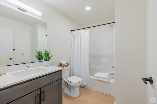 2 habitaciones, 1 baño - 785 pies cuadrados - Baño - River Run Apartments