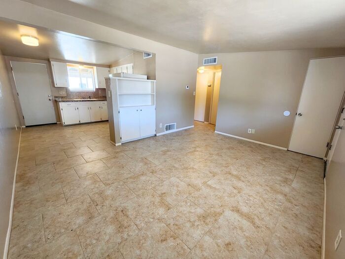 Foto principal - Charming 2 Bed 1 Bath Duplex w/Private Yar...