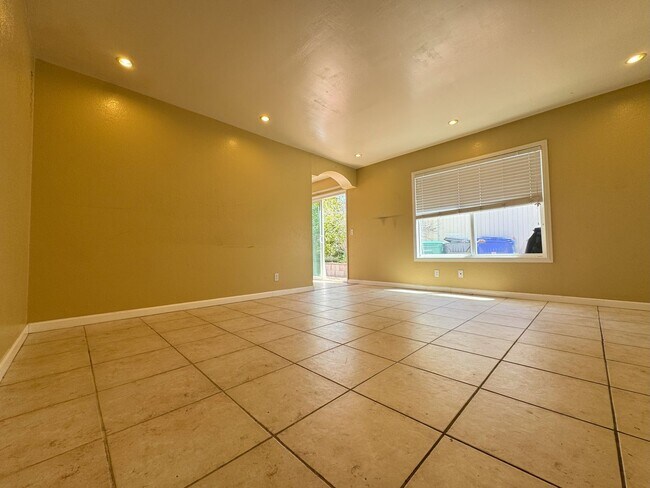 Foto del edificio - Move in Special-Mira Mesa three bedroom home with yard!