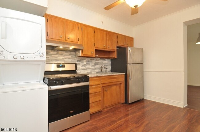 Building Photo - 282 Delano Pl
