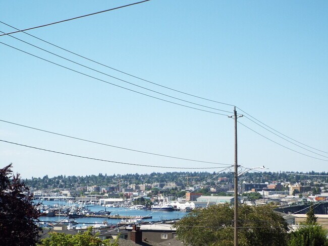 Building Photo - Discover Vibrant Living: Spacious & Update...