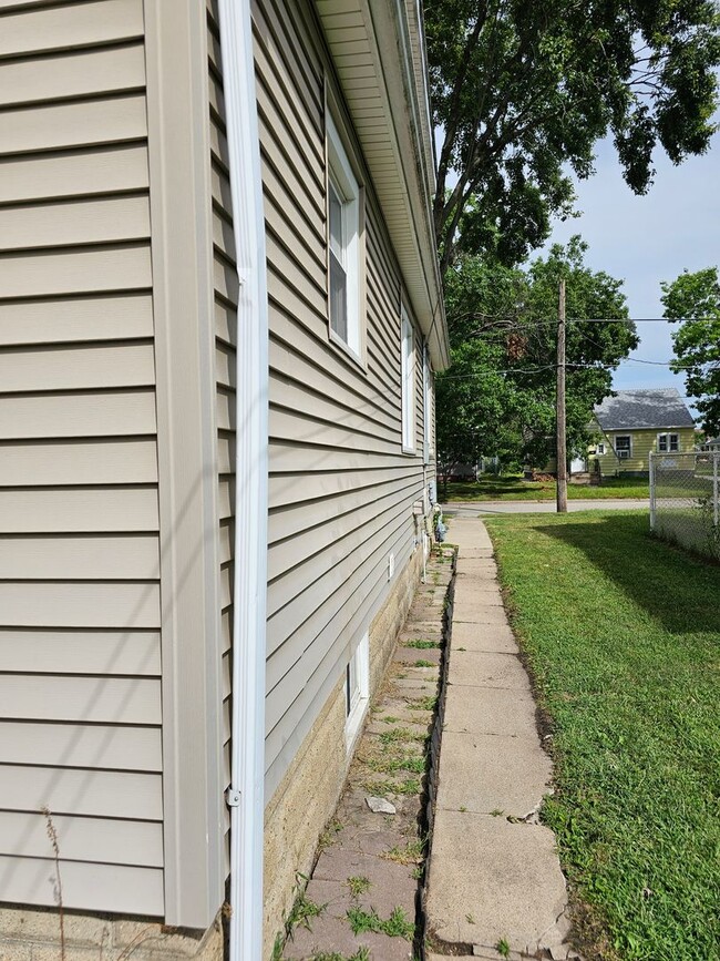 Building Photo - FOR RENT- 4 bed home on Hope Ave, Pets ok ...