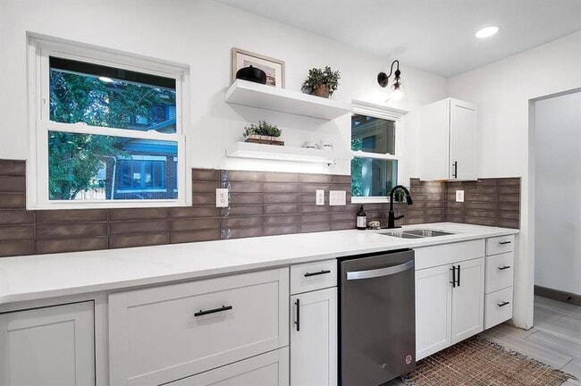 Building Photo - 3 bedroom 1 bath home in College Hill