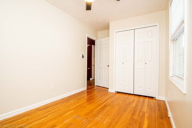 Building Photo - 128 Laurelwood Dr