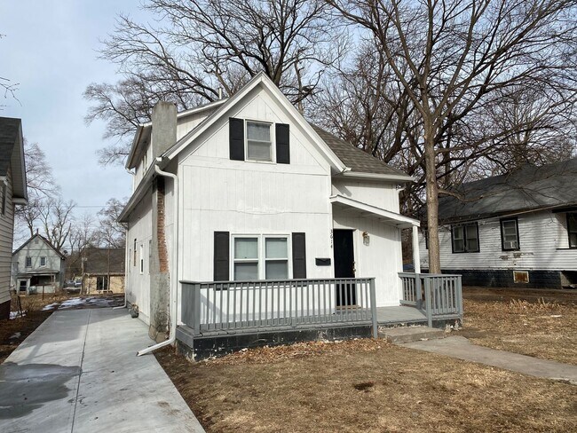 Building Photo - Renovated 4 Bed 1 Bath Home