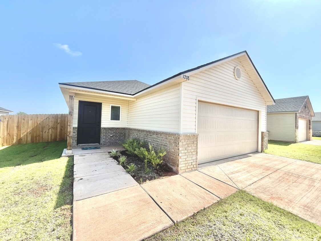Primary Photo - 1208 Clydesdale Dr