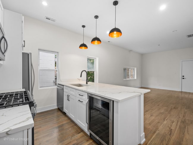 Photo - 2142 N Maplewood Ave Apartment