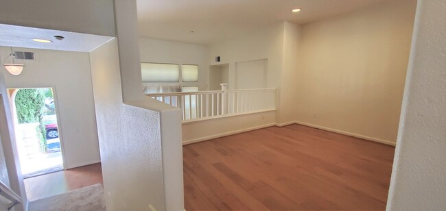 Foto del edificio - GORGEOUS 3 Bed/2.5 Bath Townhome in RIVERM...