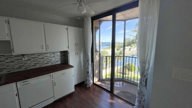 Foto del edificio - 3590 Blue Lake Dr