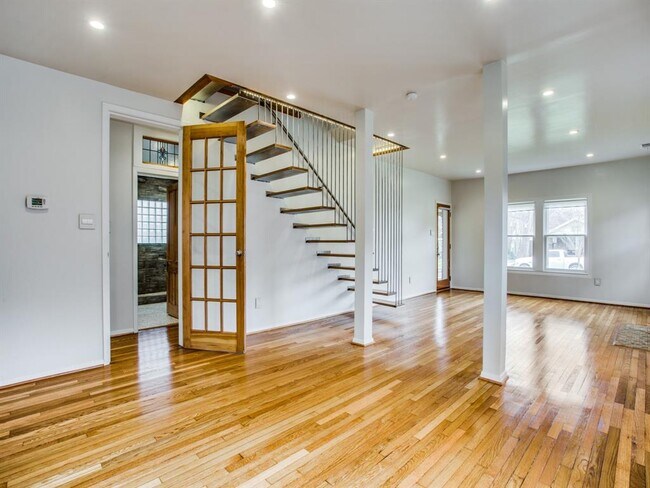 Building Photo - 825 Thomasson Dr