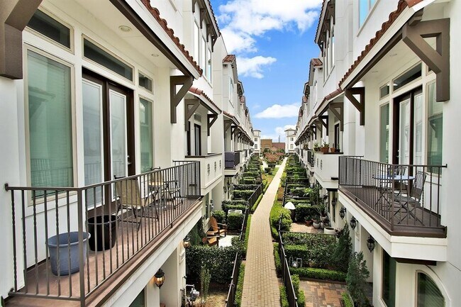 Building Photo - Stunning Mediterranean Three-Bedroom Home!