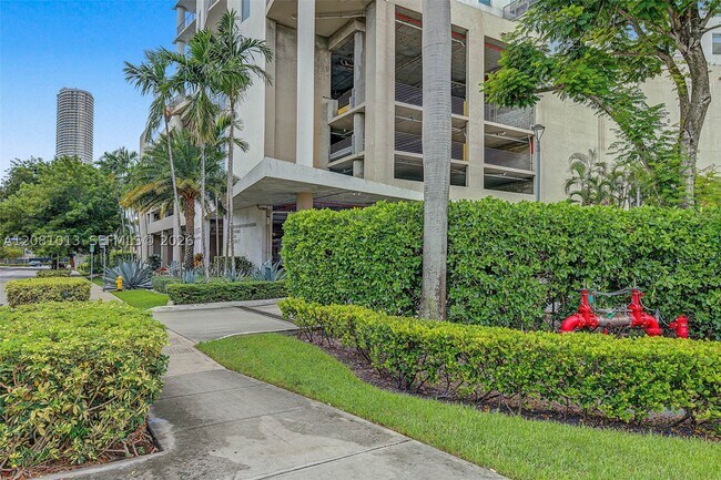 Foto del edificio - 10 SW South River Dr