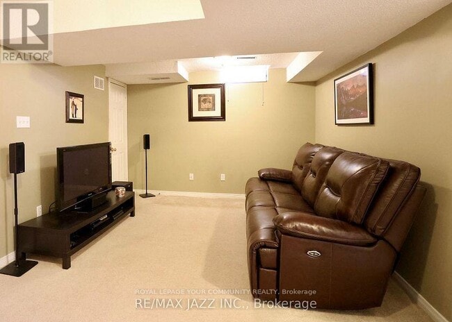 Building Photo - 65 Dakin Dr