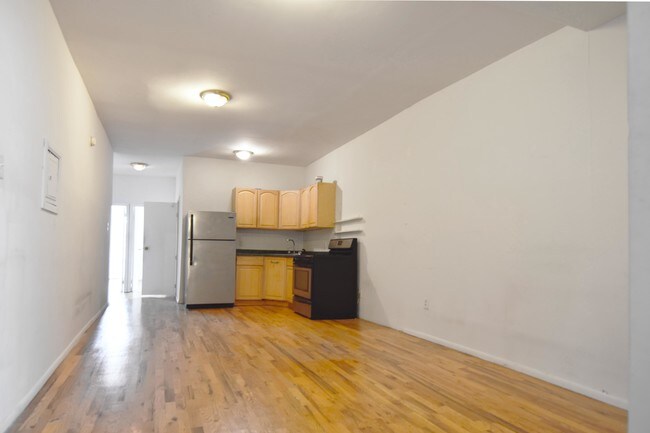 Foto del edificio - 110 N Henry St