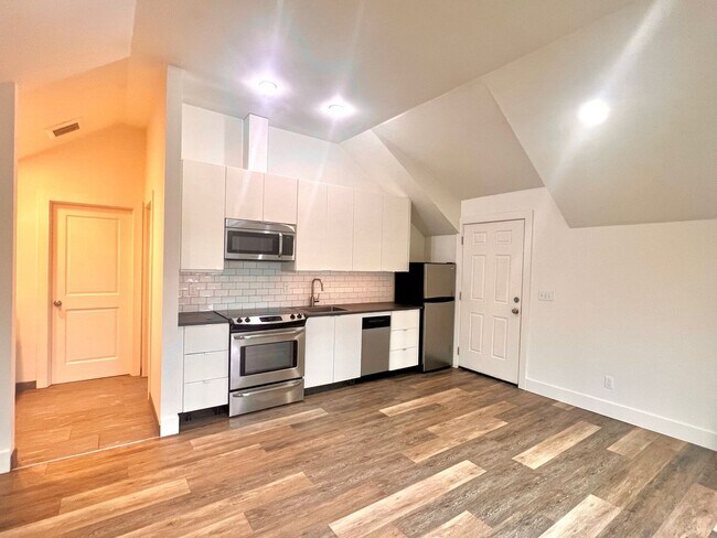 Building Photo - Sellwood Single Unit Building, 2nd Story A...