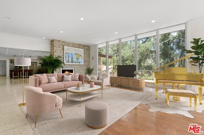 Foto del edificio - 1743 Stone Canyon Rd