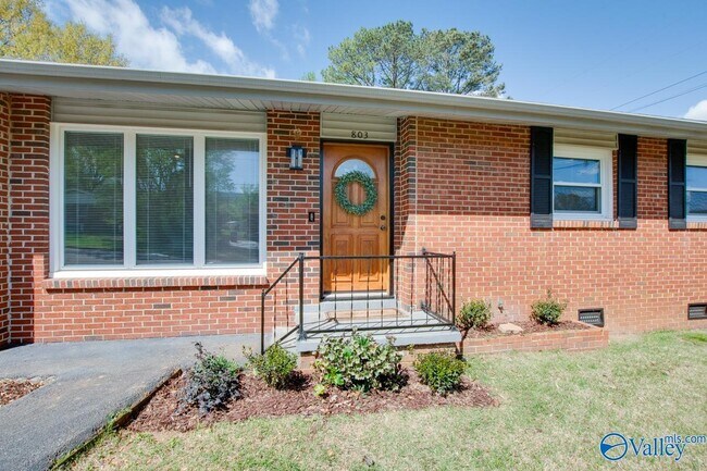 Foto del edificio - 803 Mead Rd NE