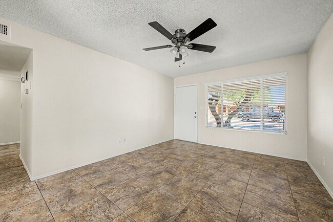 Foto del edificio - Beautiful 3 Bedroom Home with Large Grass Yard