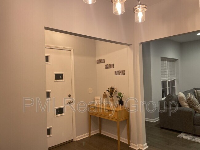 Foto del edificio - 2145 N Taylor Rd