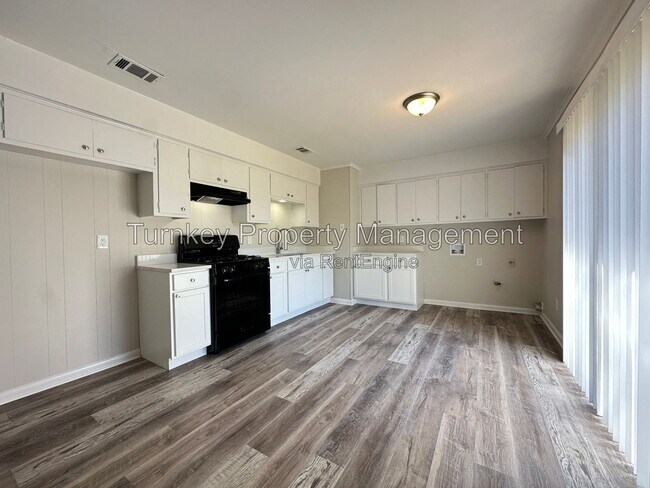 Foto del edificio - 5913 Lyndell Dr