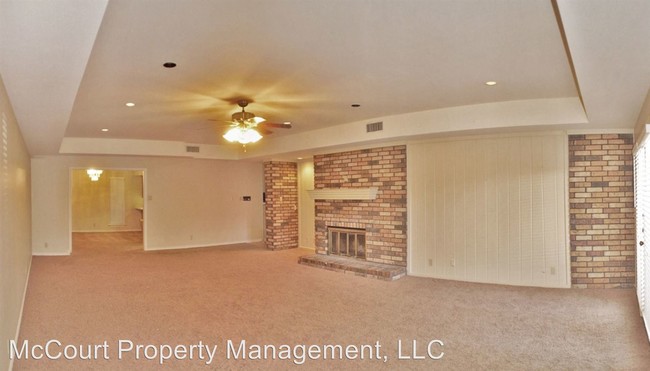Building Photo - 723 W Dengar Ave
