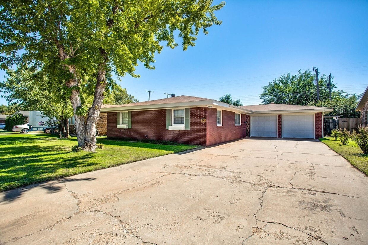 Stunning & Spacious Four Bedroom Home in t... House Rental in Lubbock, TX