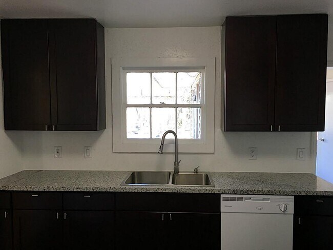 Building Photo - 5536 Jessamine St