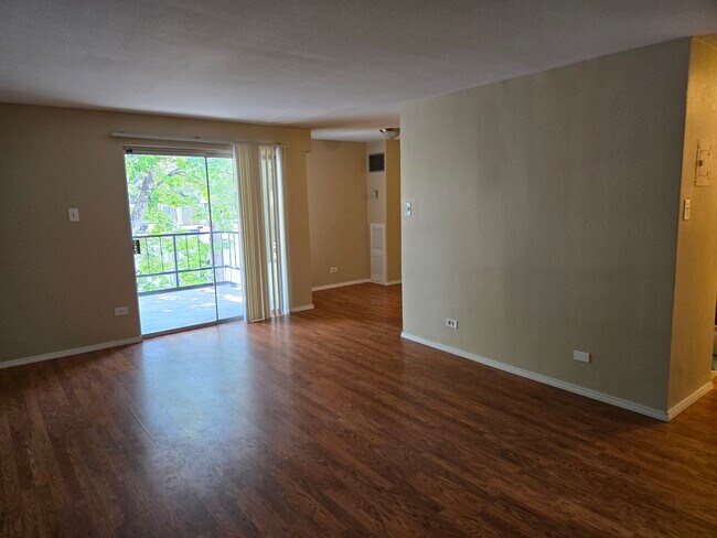 Building Photo - 2325 S Linden Ct