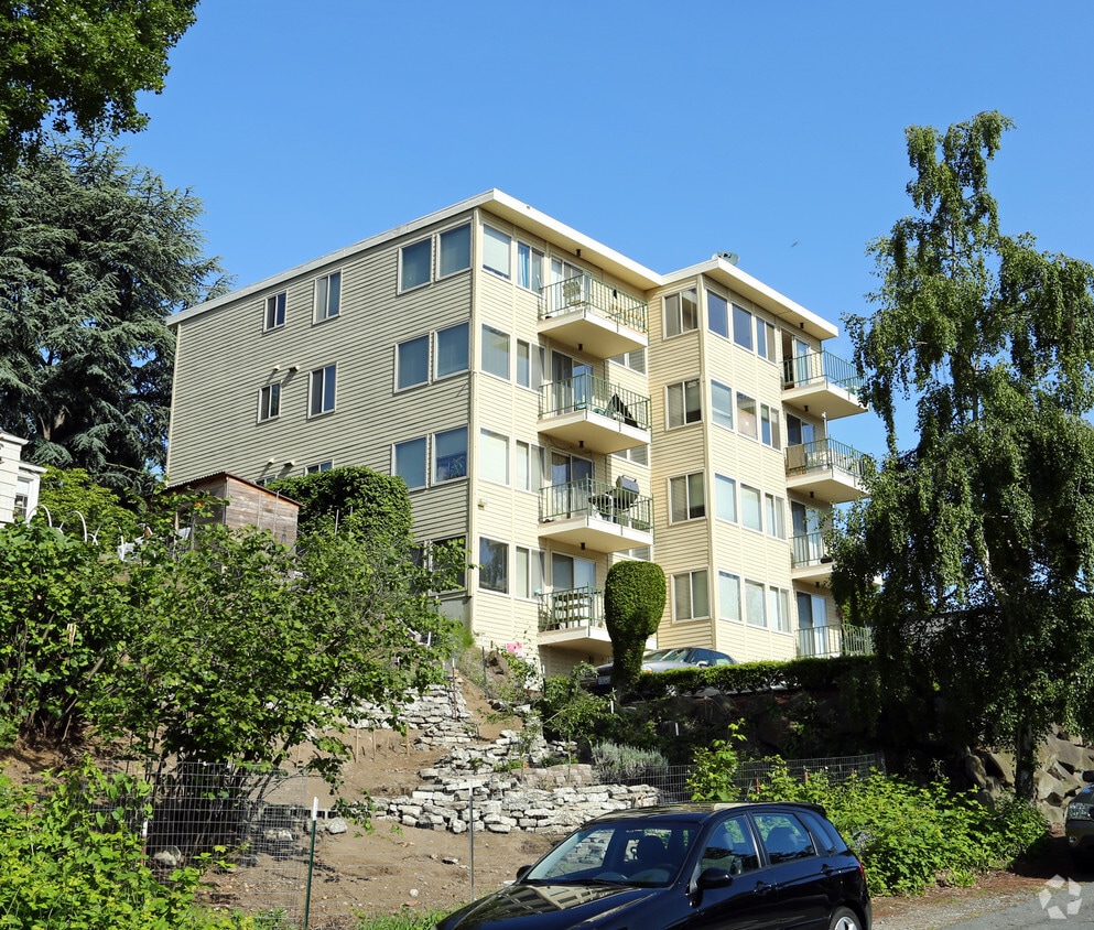 Building Photo - Tikini Apartments