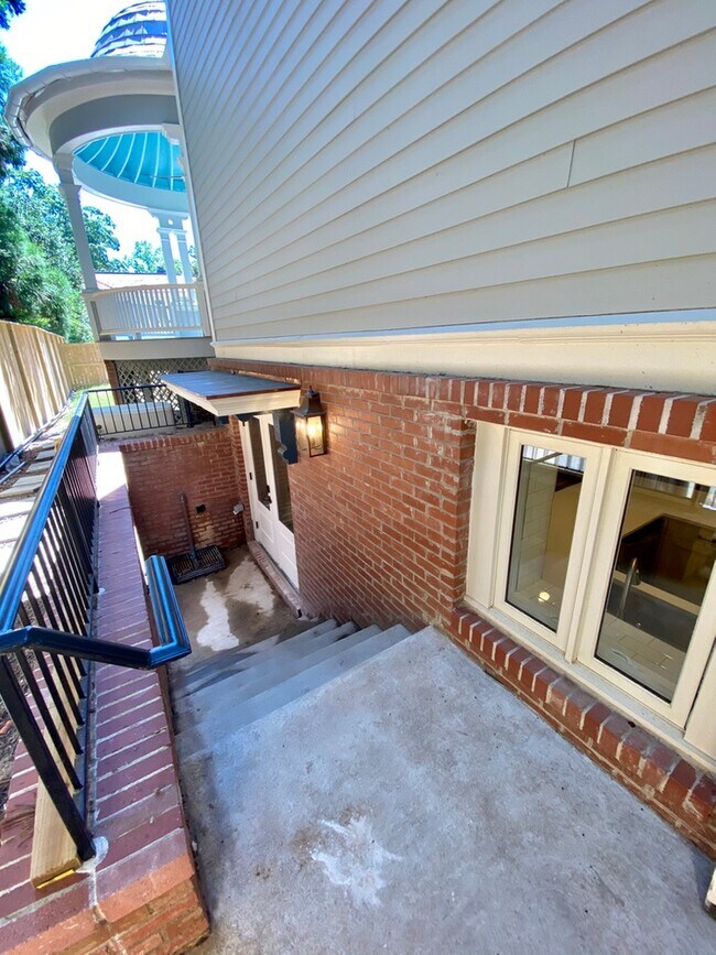 Building Photo - 29 Peachtree Cir NE