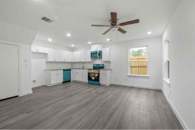 Building Photo - 9241 Seeker St