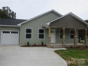 Building Photo - 917 Oakwood Ave