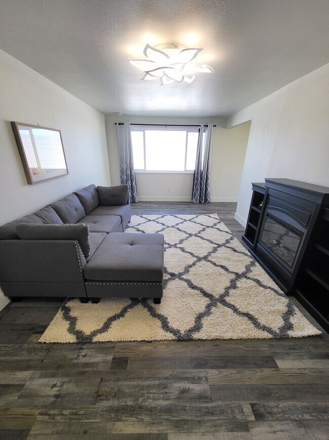 Building Photo - 3410 Woodside Dr