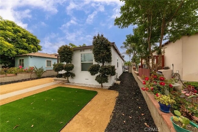 Building Photo - 218 E Hullett St