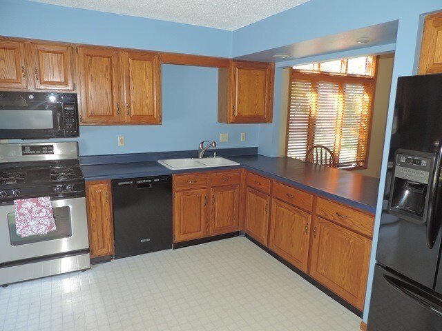 Building Photo - SUBLEASE AVAILABLE NOW