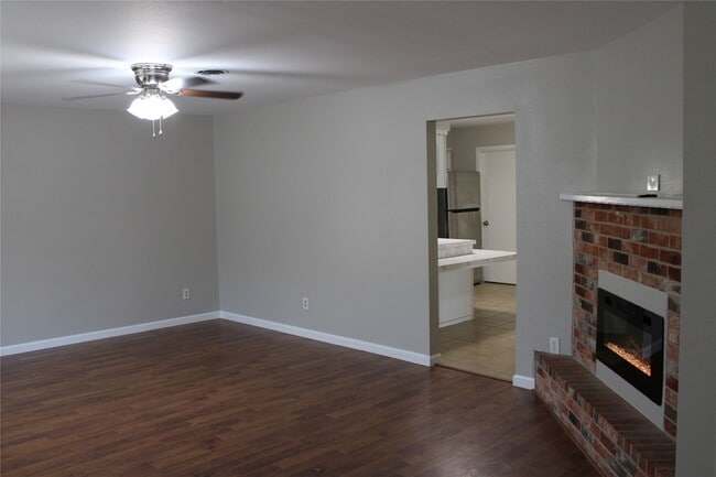 Building Photo - 121 Mary Ln
