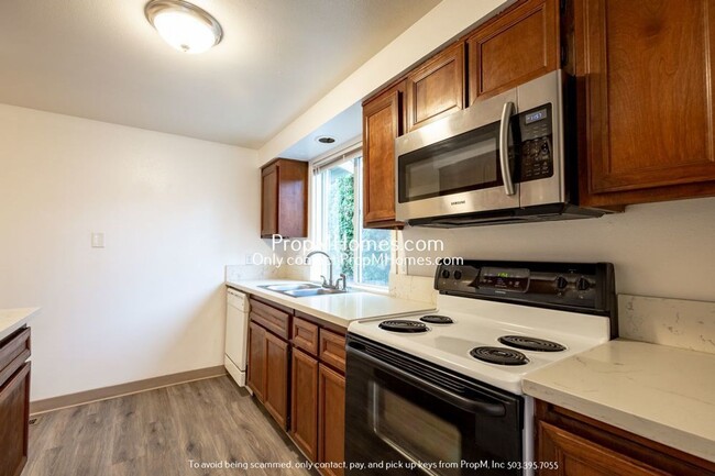 Building Photo - Charming Two-Bedroom Duplex in Aloha—Your ...