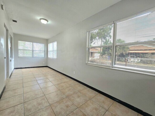 Foto del edificio - 824 N Florence Ave