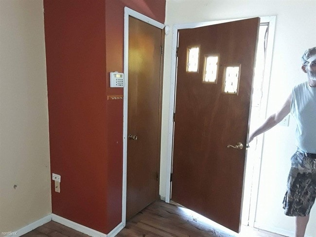 Building Photo - 2 br, 1 bath Apartment - 4217 N Burns Road