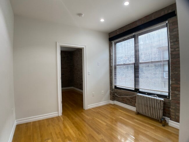 Building Photo - 424 E 13th St