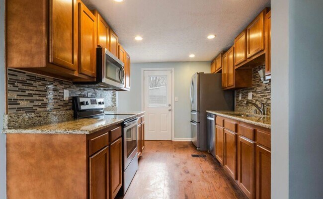 Foto del edificio - Newly Renovated Hillview Bi-Level! ASK US ABOUT OUR LONG-TERM LEASE SPECIAL TODAY!