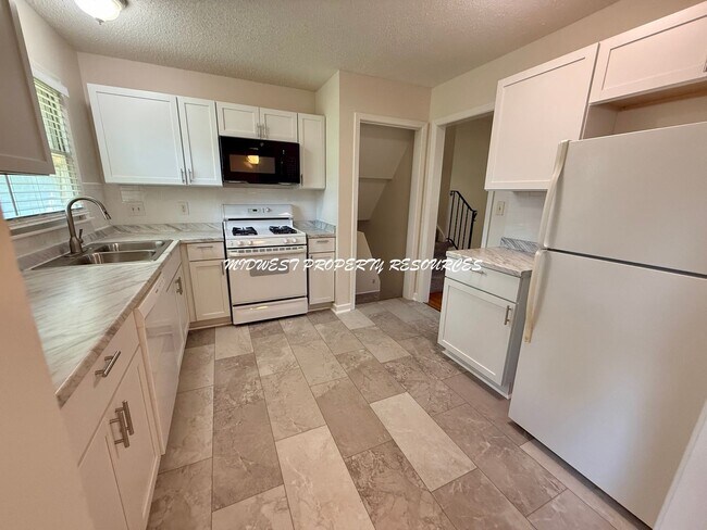 Building Photo - Adorable side by side split with brand new...