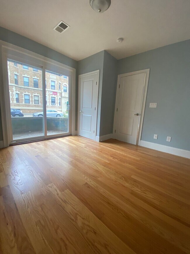 Foto del edificio - Renovated Allston 5 Bed/2 Bath on Brookline Border.  Available September 1st, 2026