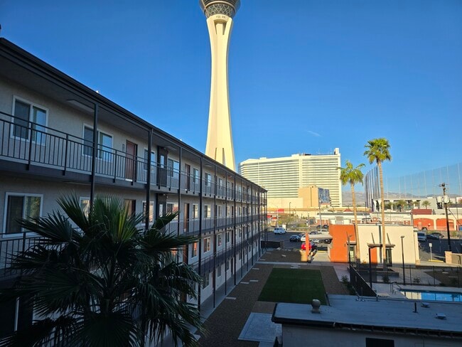 Building Photo - Courtyard 525 Apartments