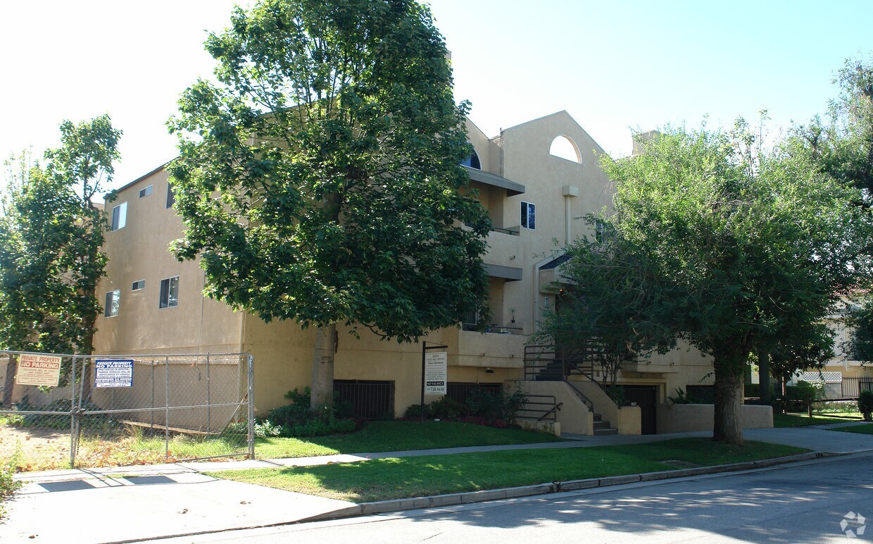 Primary Photo - Vista Del Monte Deluxe Apartments